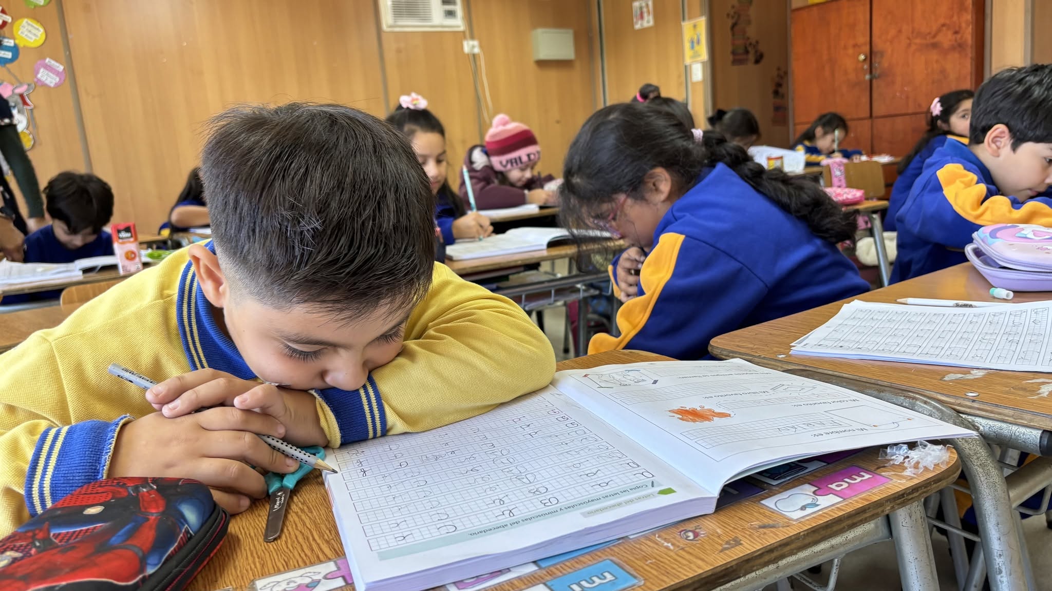 Estudiantes concentrados desarrollando sus actividades de aprendizaje en el aula