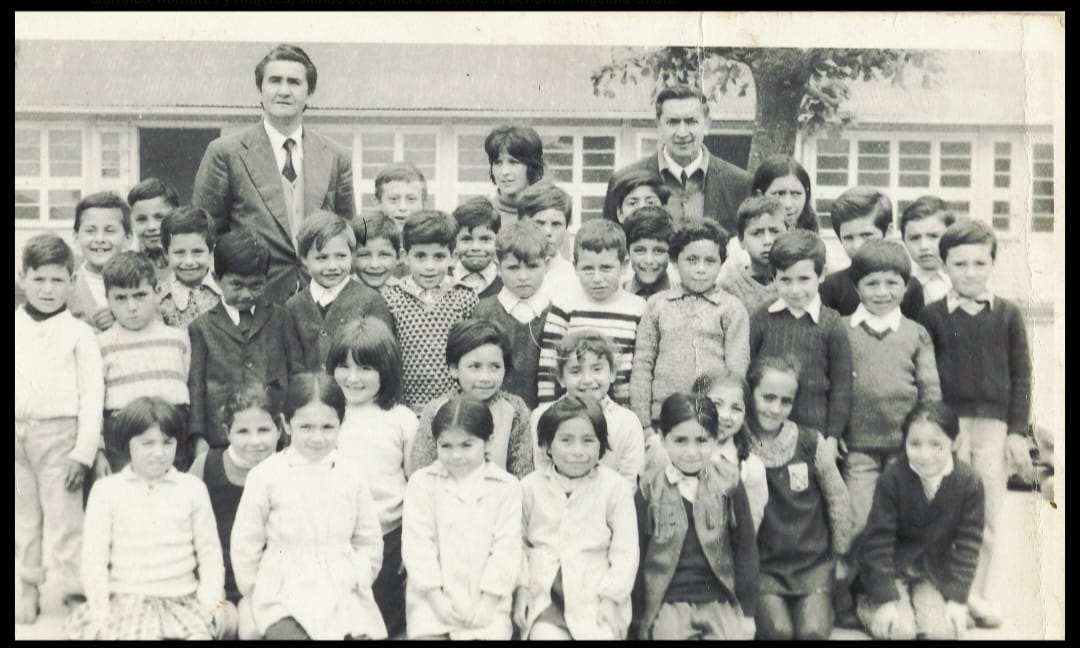 Retrato de estudiantes y docentes en el patio del colegio, del archivo histórico